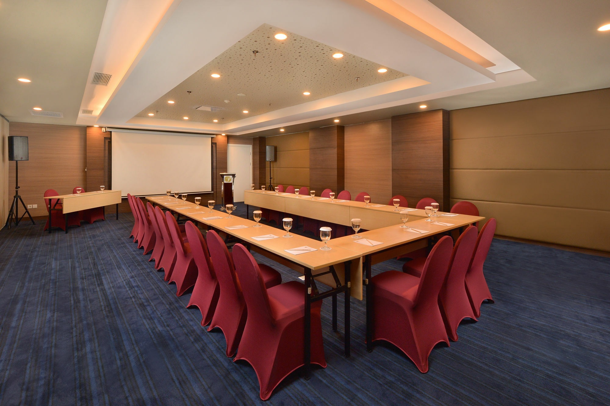 Platinum Adisucipto & Conference Center 4*