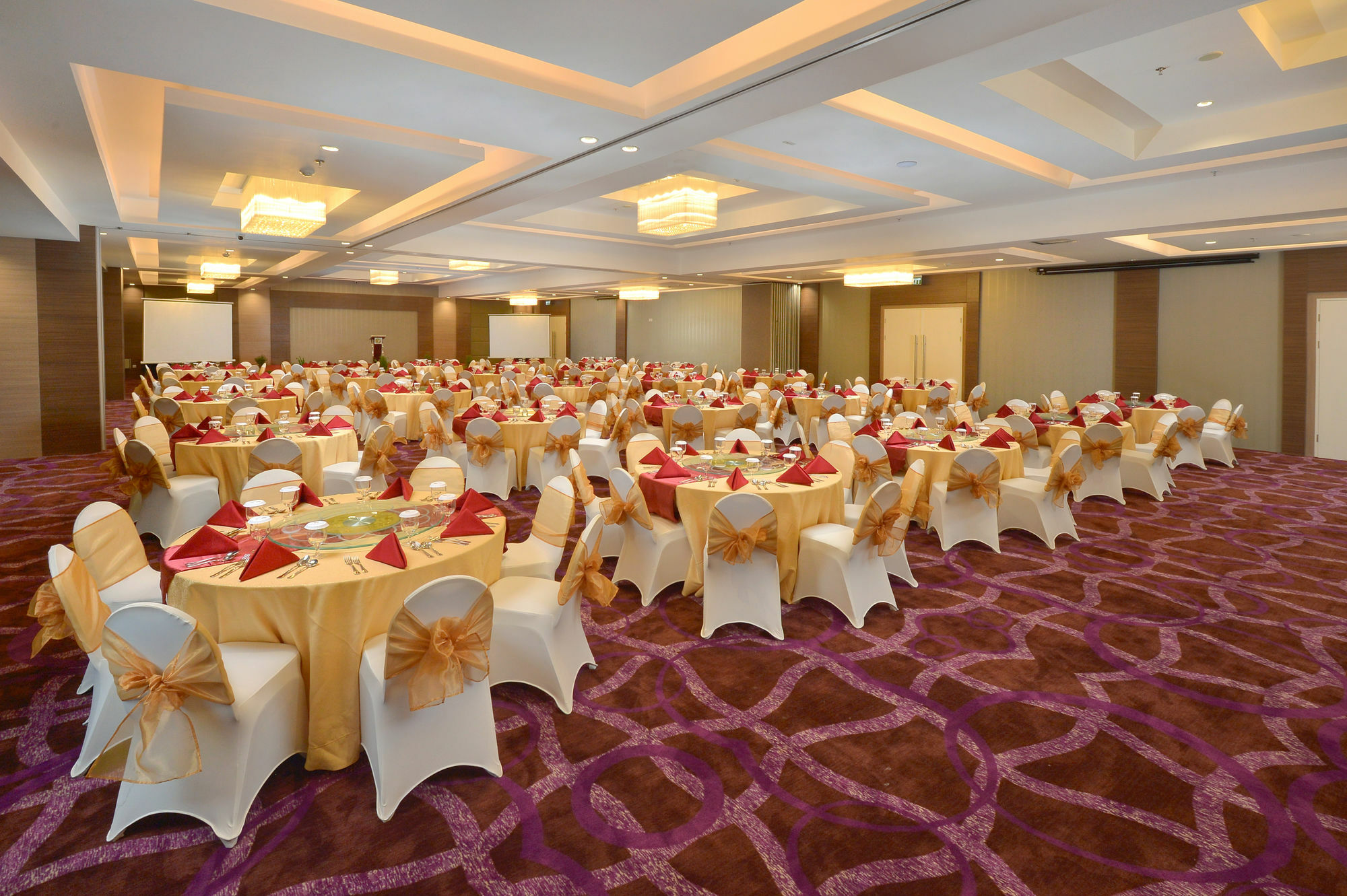 Platinum Adisucipto & Conference Center Hotel 4*