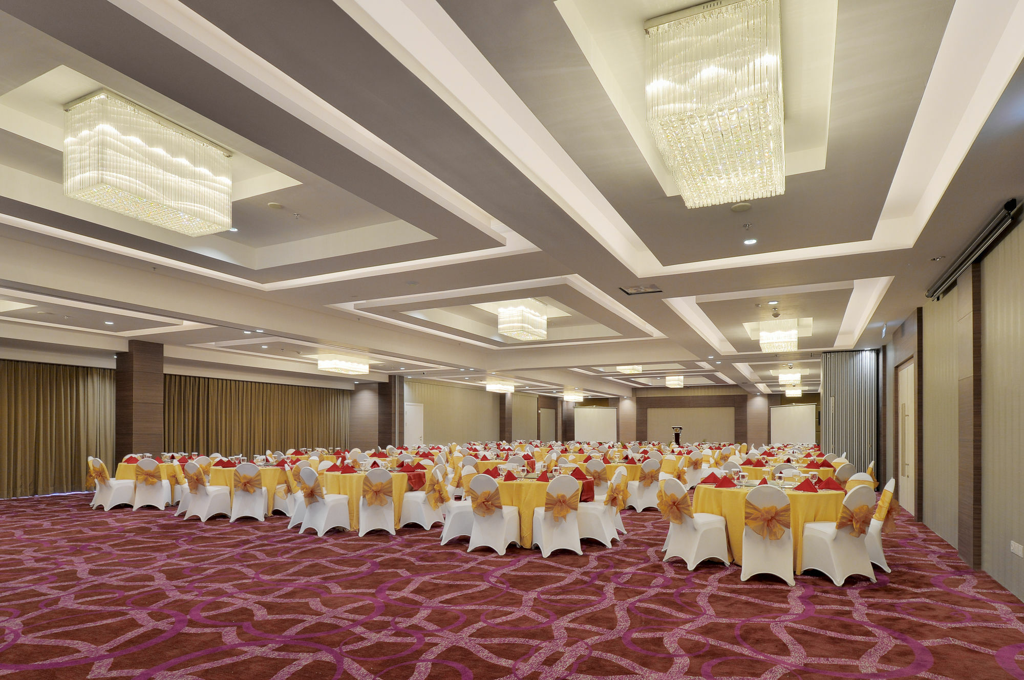 Platinum Adisucipto & Conference Center Hotel 4*