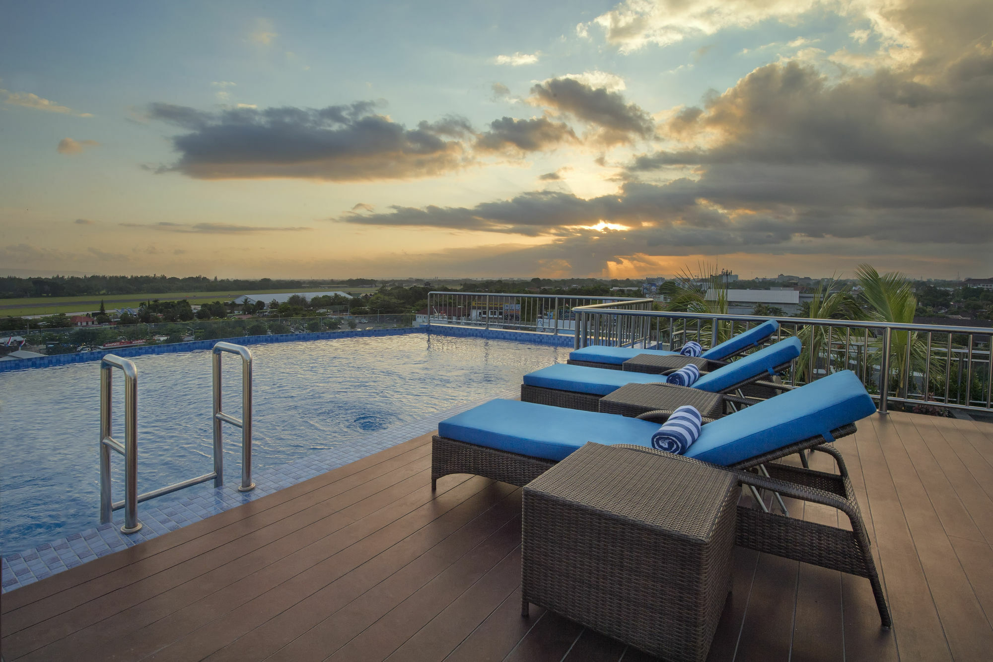 Platinum Adisucipto & Conference Center 4*